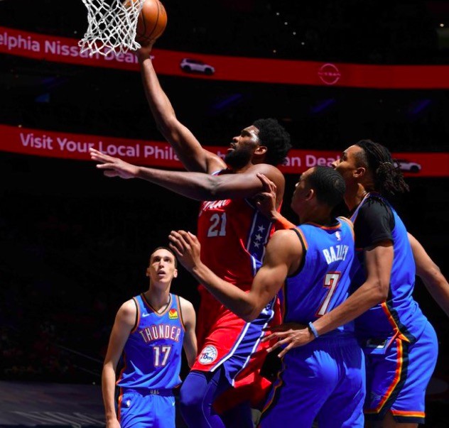  恩比德复出76人终结连败  